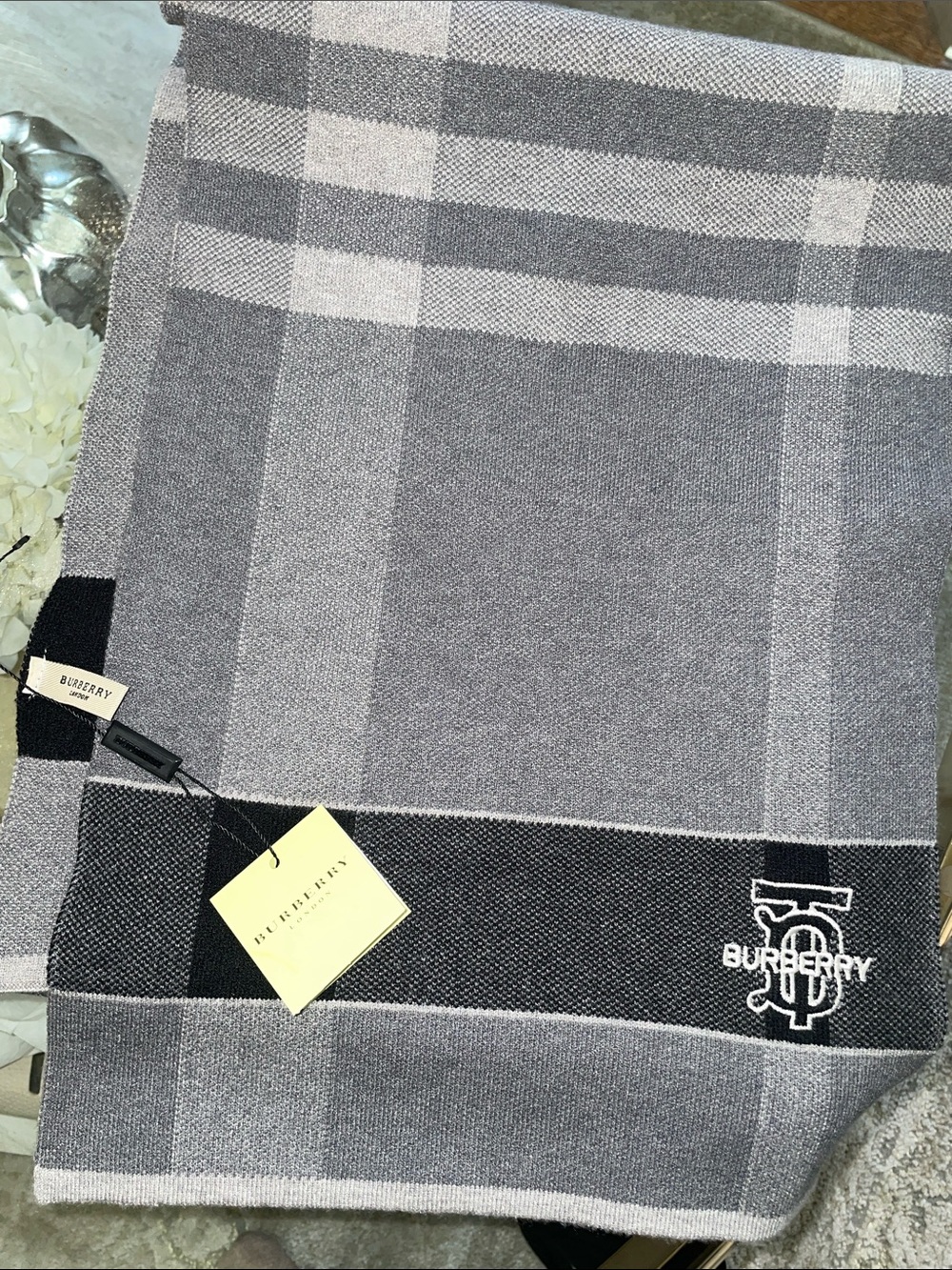 Burberry Gray Plaid unisex Scarf - Designer-Style Winter Accessory